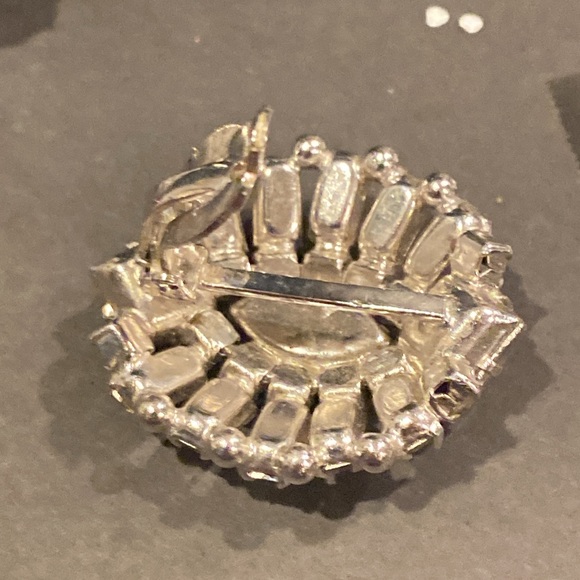 Unsigned Weiss  Clear Crystal Earrings. Silver Tone. Clip Backs. - Picture 5 of 15